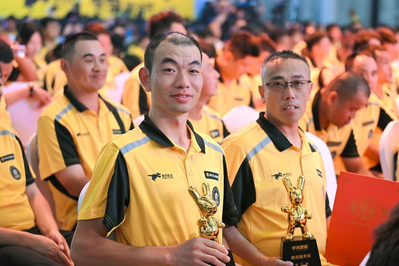 “717骑士节”上，多名骑手获得“最佳服务奖”“年度先锋骑手”等荣誉 （摄影：严炎）.png