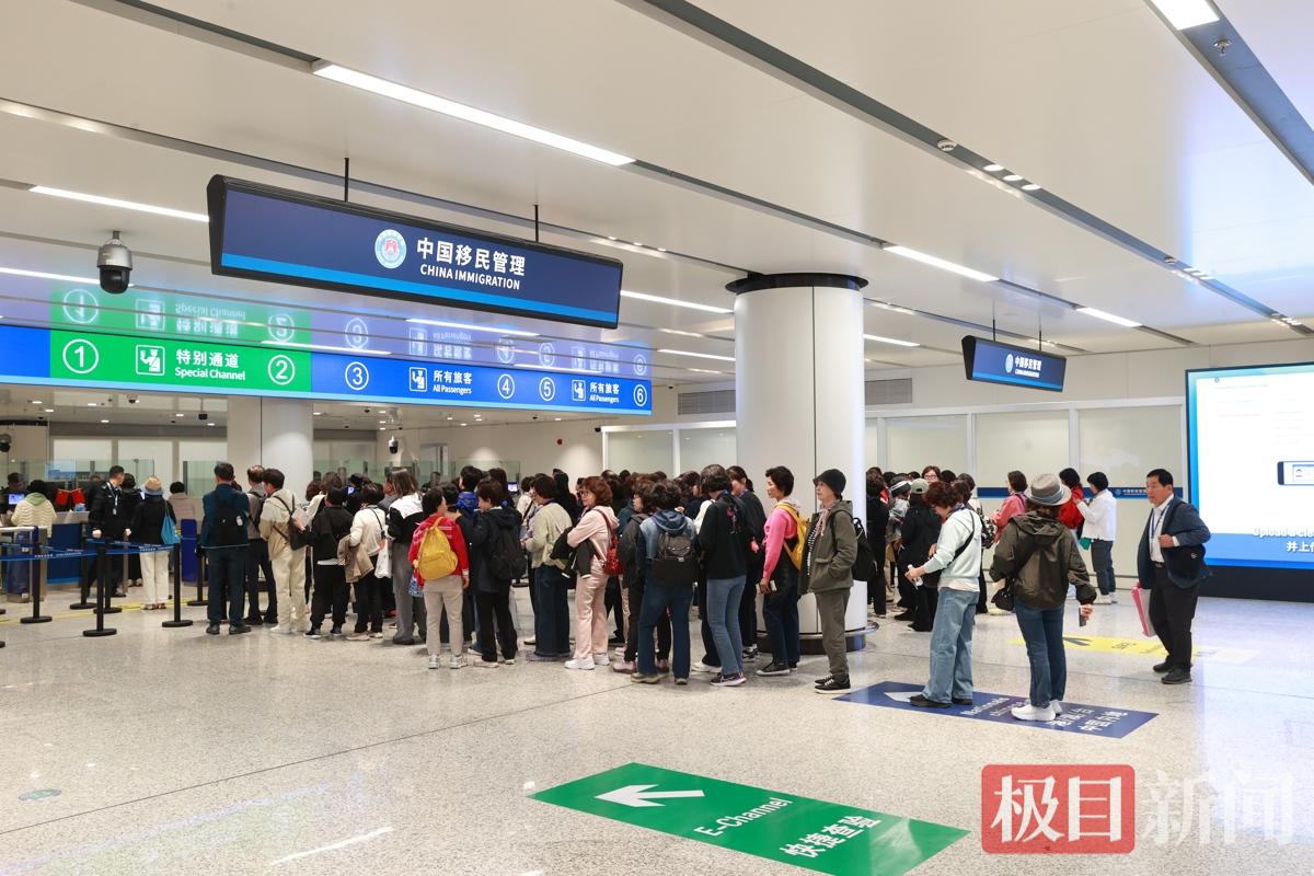 图为韩国旅行团进入边检大厅 钟鹏宇摄2.JPG