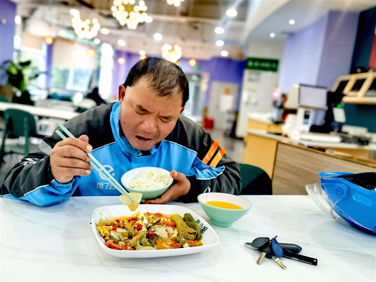 骑手吃快餐.jpg 骑手吃快餐.jpg