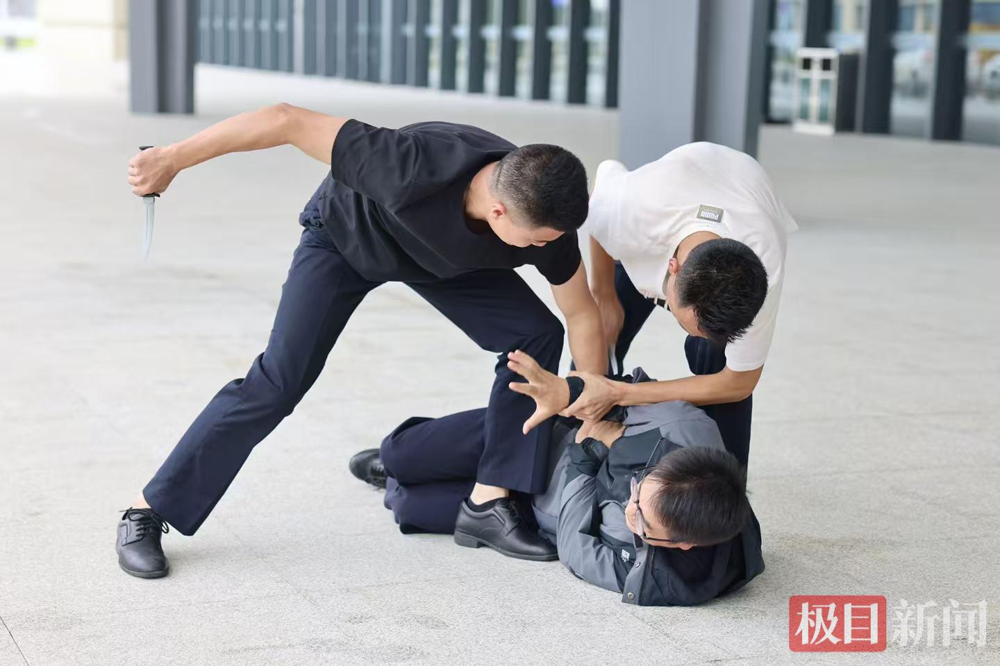 图一 模拟歹徒刺伤游客.jpg