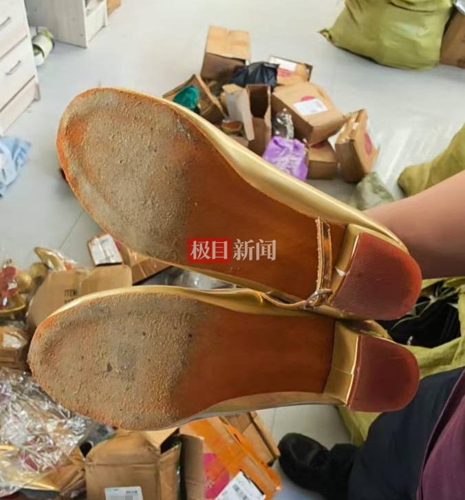 退回的鞋子 极目新闻记者丁伟摄.jpg