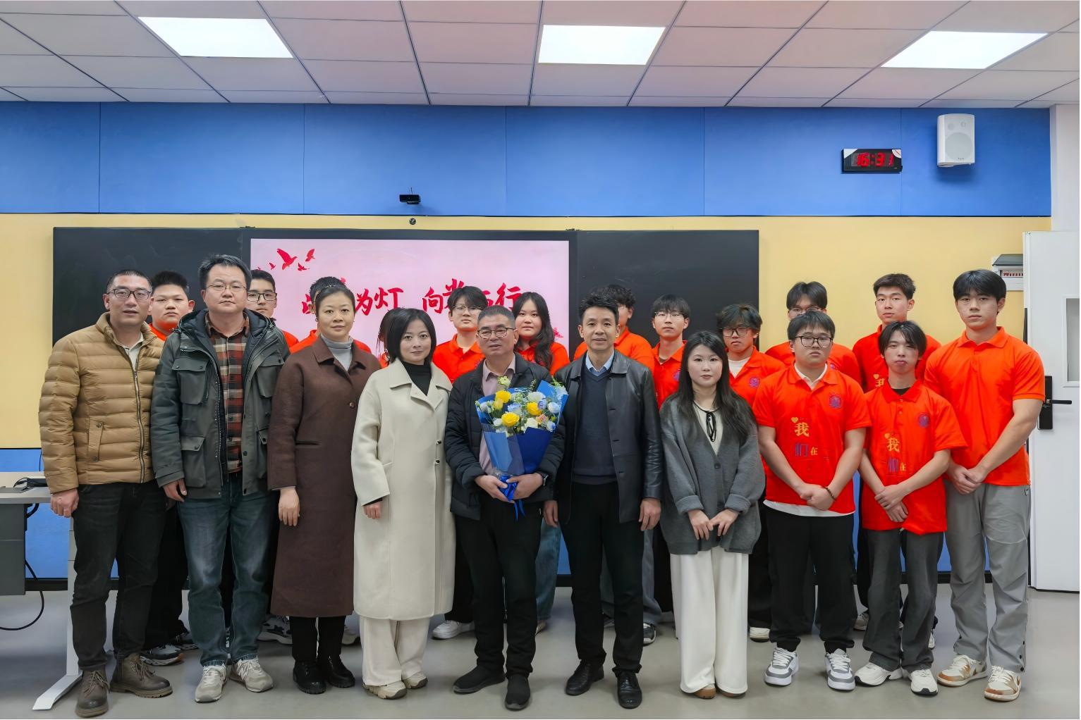 师生合影（拍摄：羊一淳 李延明）.jpg