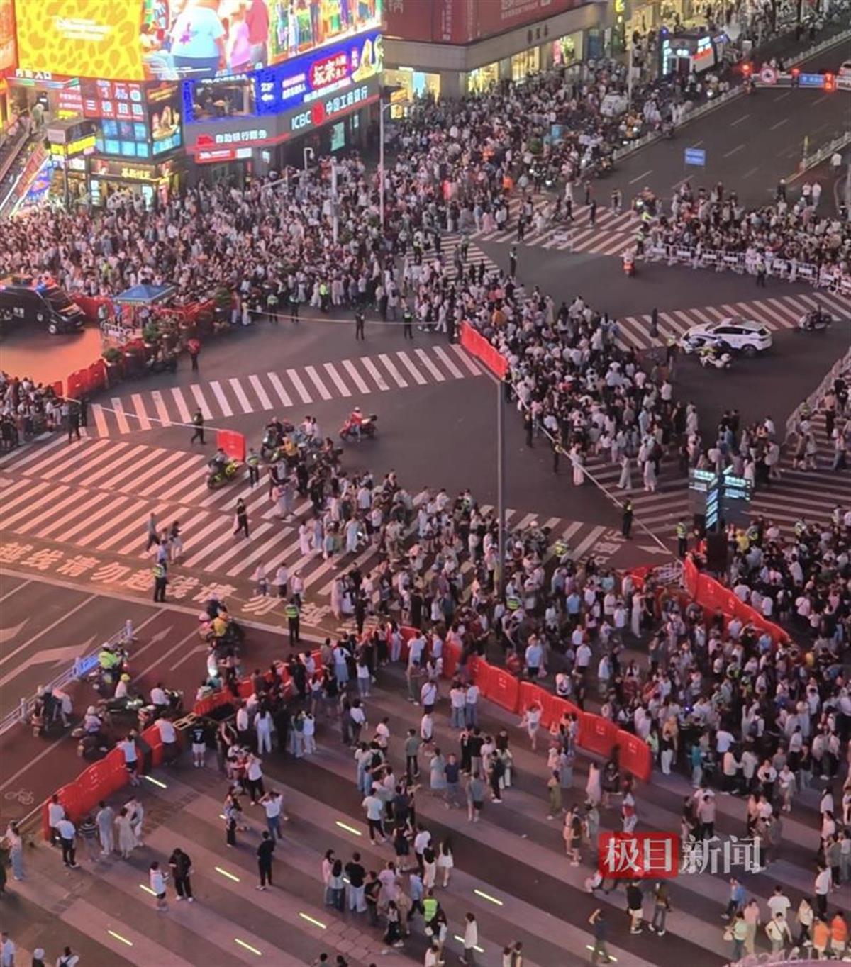 路口进行交通管制 极目新闻记者摄.jpg