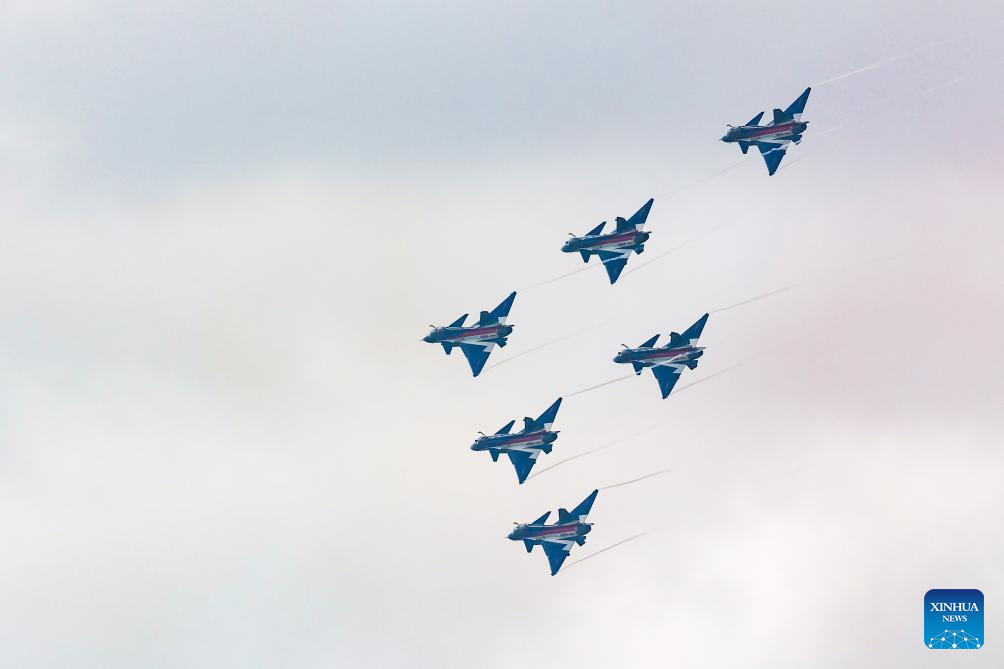 PLA Bayi Aerobatic Team conducts training for 10th Singapore Airshow | 极目新闻