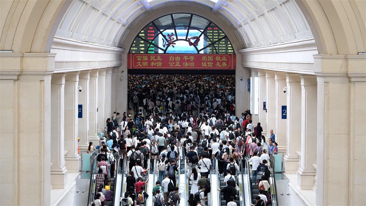 2、汉口站候车大厅入口(张丹夫).jpg 2、汉口站候车大厅入口(张丹夫).jpg