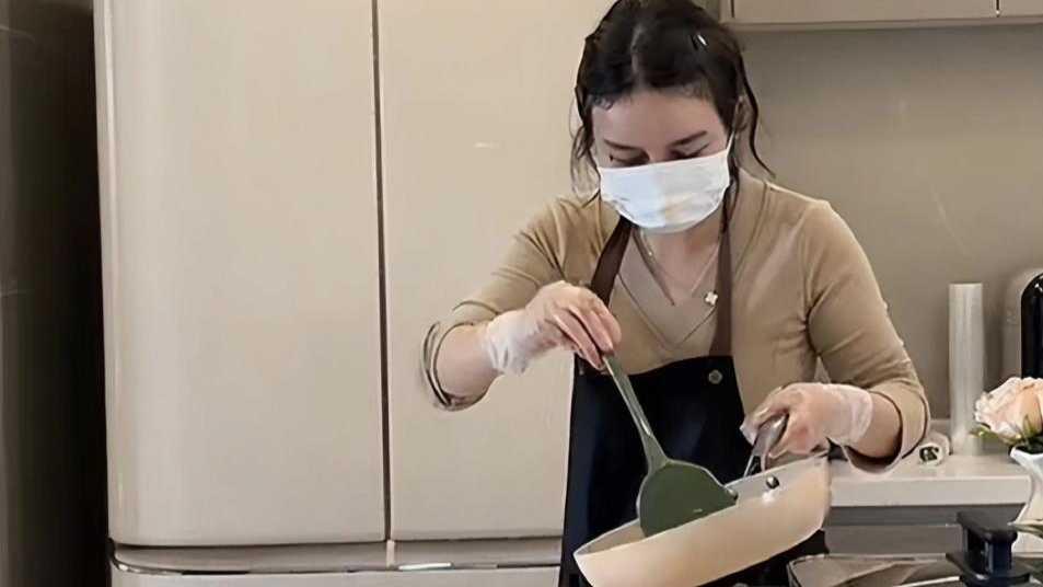 极目锐评丨女子穿瑜伽服上门做饭月入两万，请少些低俗的言语攻击
