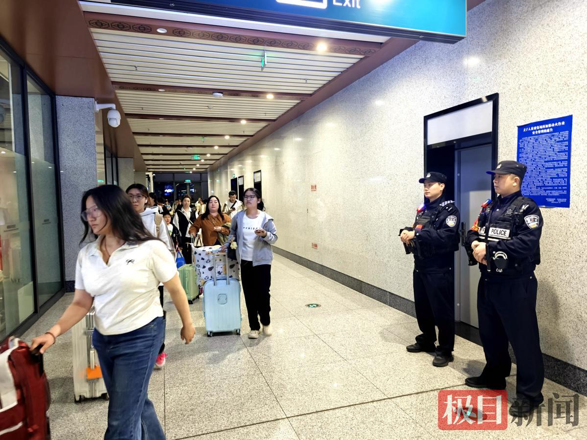 图6：民警正在维护旅客出站秩序。.jpg