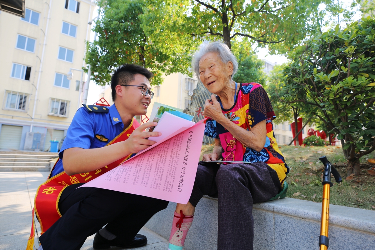 城管部门深入开展进社区活动，为市民群众答疑惑，帮助独居老人等困难群体解难题，倍受群众欢迎.JPG