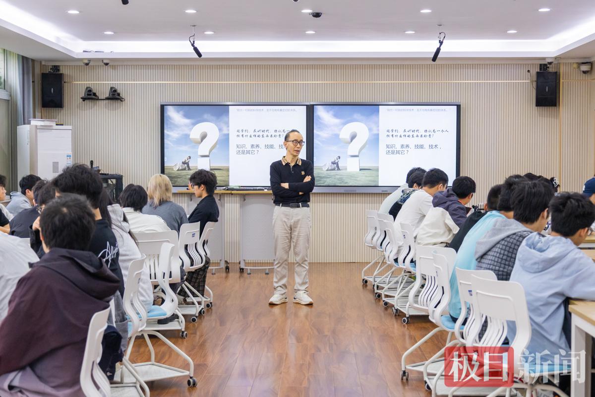 图为行业专家李国胜教授主讲首门核心课程《电工技术》 摄影：余剑韬.jpg