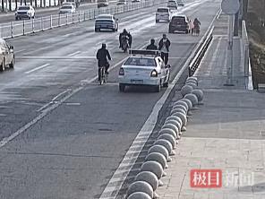 男子拦下民警车辆求助.jpg