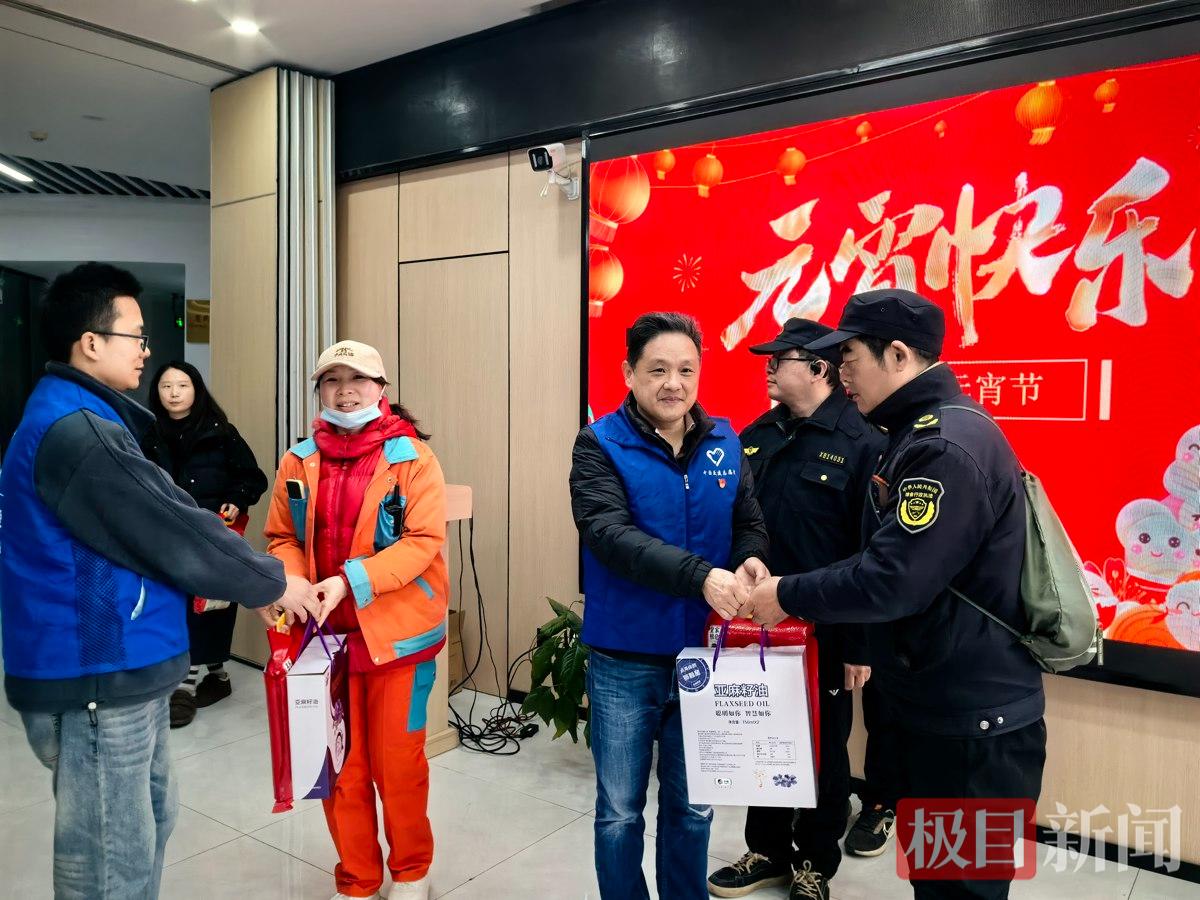 中交二航局元宵节开展志愿服务活动2 .jpg