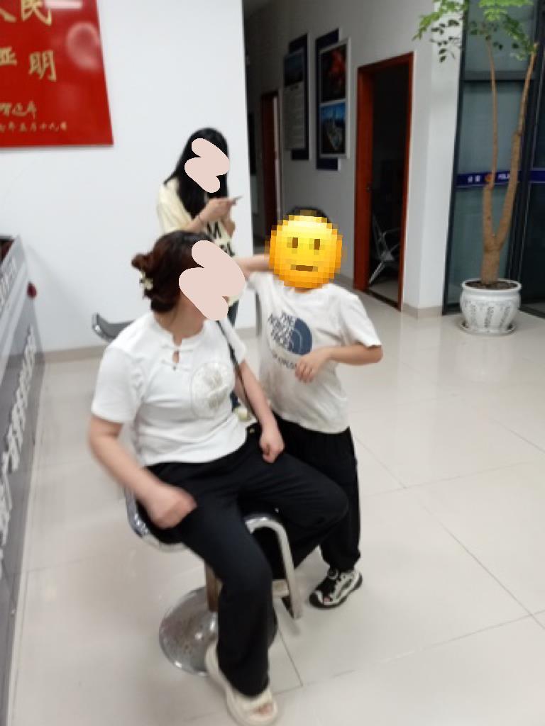 8岁男孩独自搭乘地铁走失，民警急中生智巧妙寻回