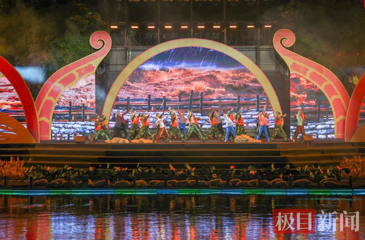 洪湖市内荆河河岸边上演实景剧。.jpg
