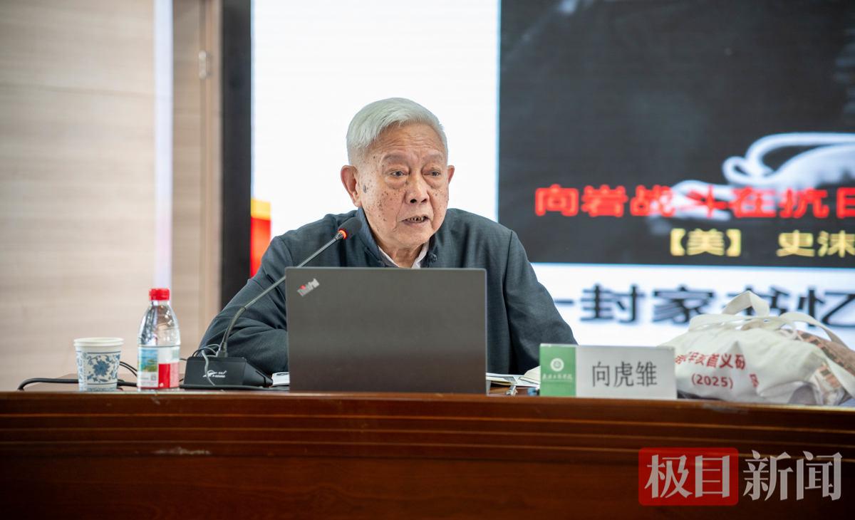 图为向虎雏授课 摄影：曹子涵.jpg