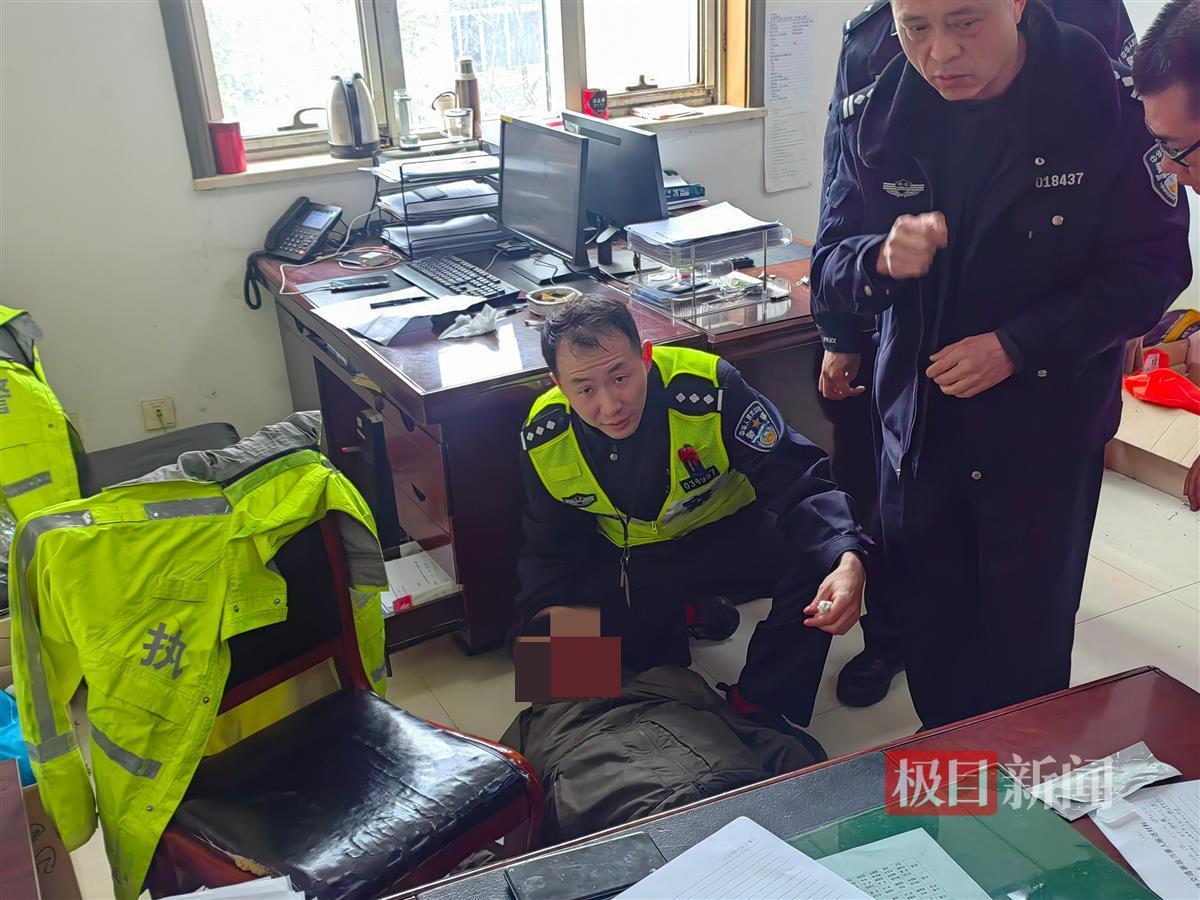 群众突发疾病,武汉洪山交警及时救助并送医,系列暖心故事持续上演 | 极目新闻