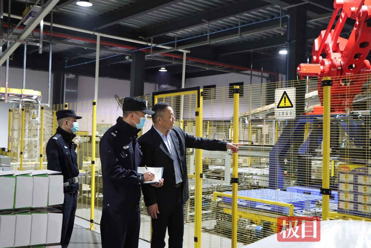 天门警方在辖区企业开展安全检查.jpg