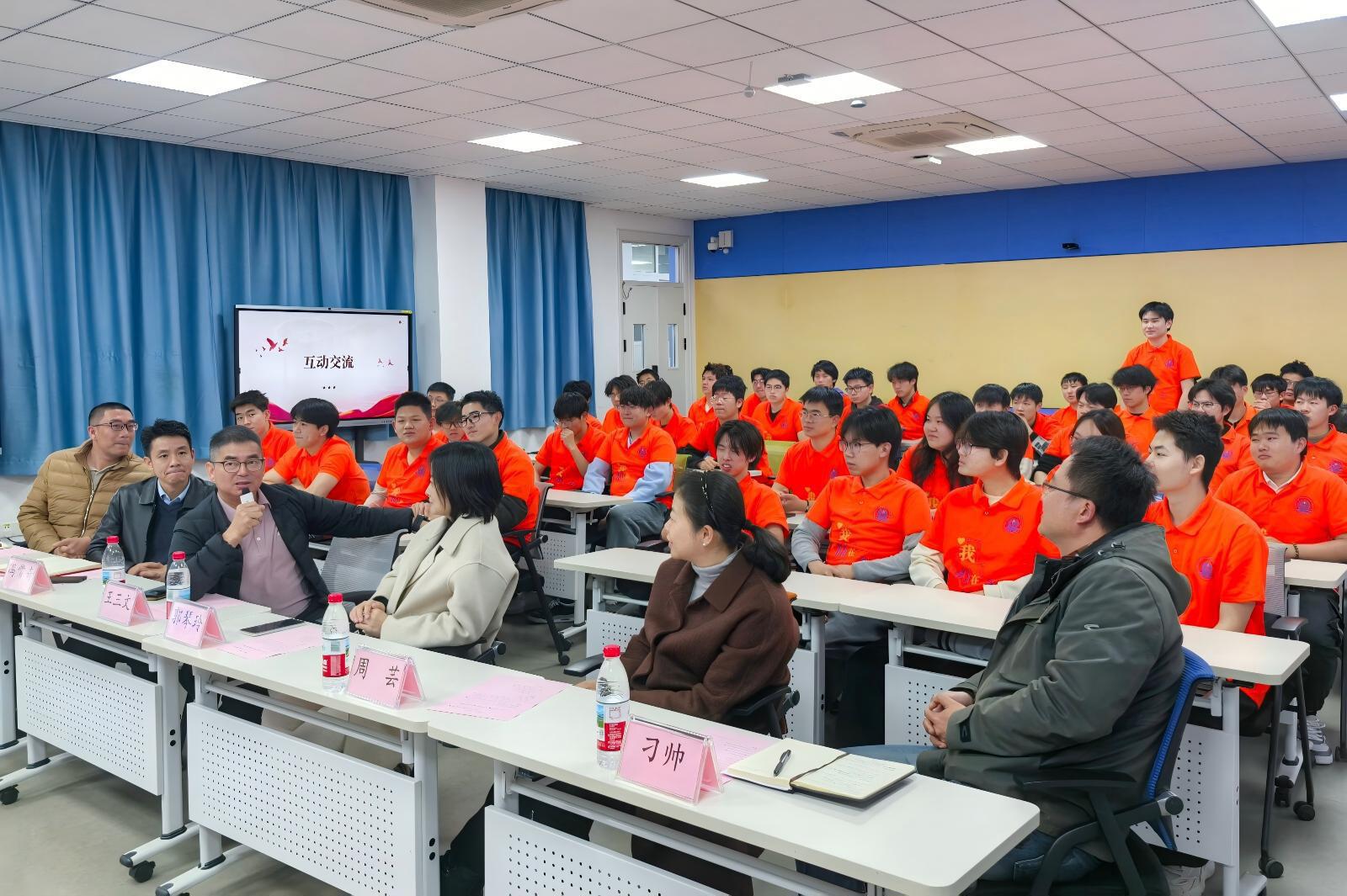 王三文回答学生提问（拍摄：羊一淳 李延明）.jpg