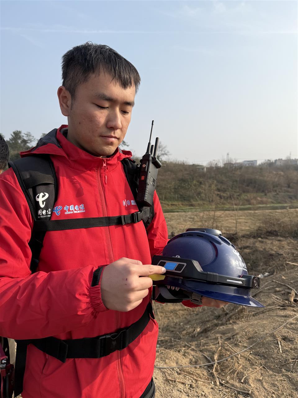 3智能应急通信头盔.jpg