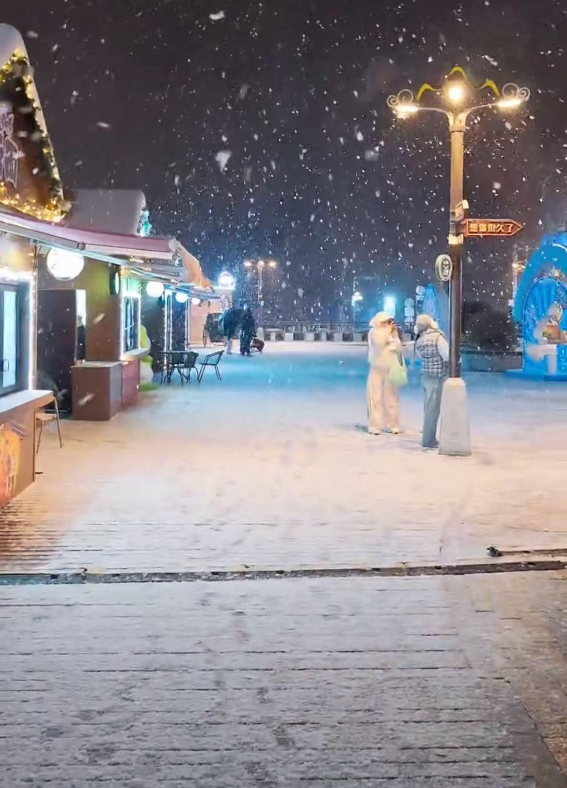 庐山雪降，网友直播美景，游客车辆暂停进山通知发布