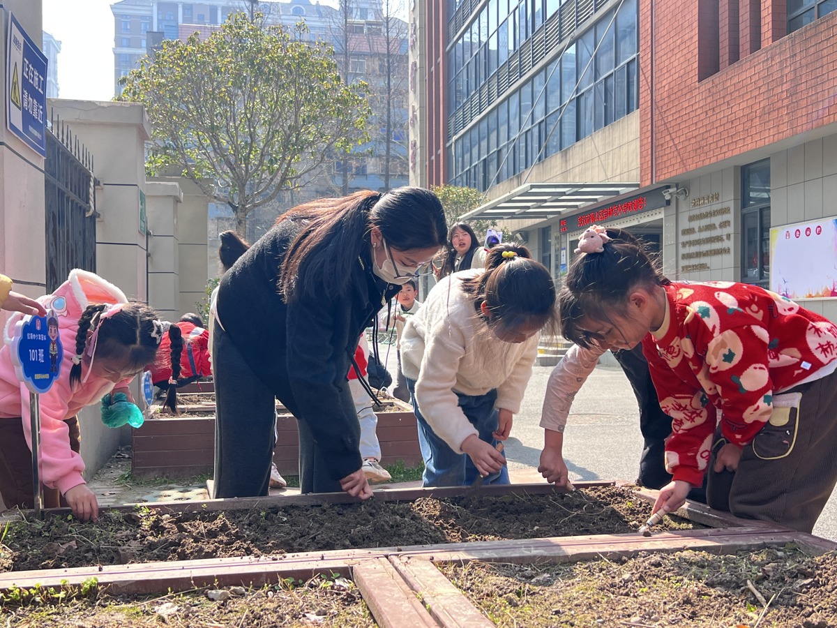 植树节照片2.JPG 植树节照片2.JPG