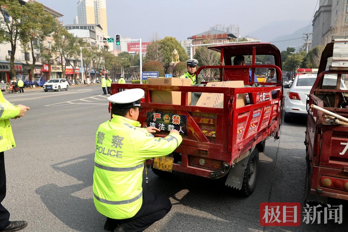 图5：交警在三轮摩托车上贴警示车贴.JPG