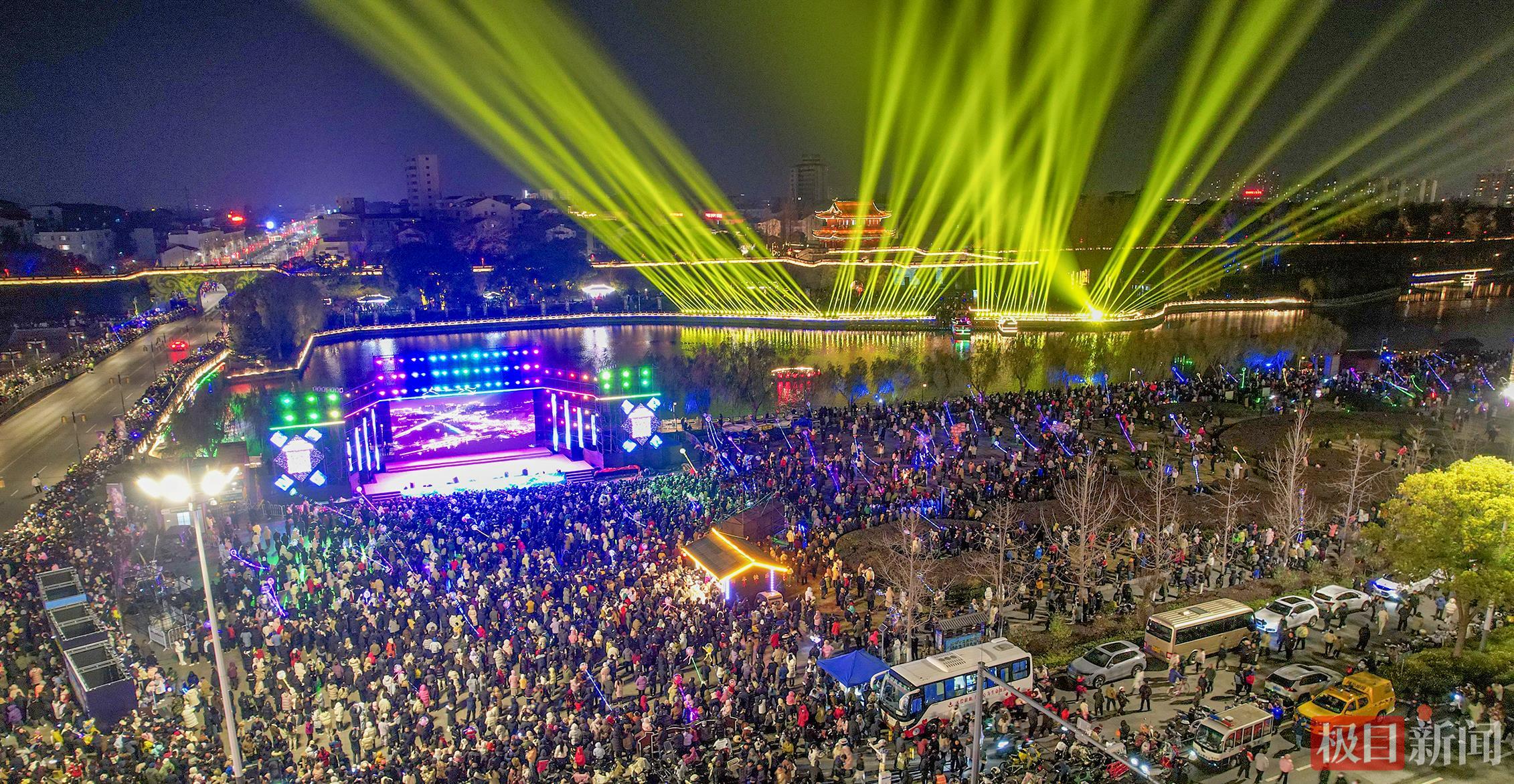 1月1日21时，“荆州十二时辰”无人机秀在湖北荆州古城东门精彩上演，2026架无人机点亮荆州2026年的第一个夜晚，吸引众多市民和游客观赏。（张梦瑶 肖琦 摄） (1).jpg