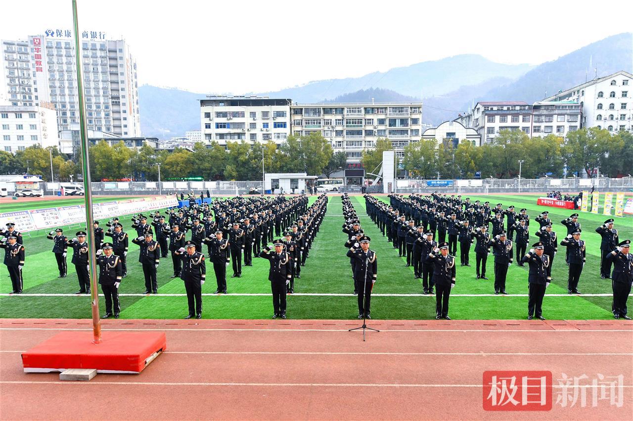 图4：2026年1月9日，民警高举右拳重温入警誓词。欧阳智慧 摄.jpg