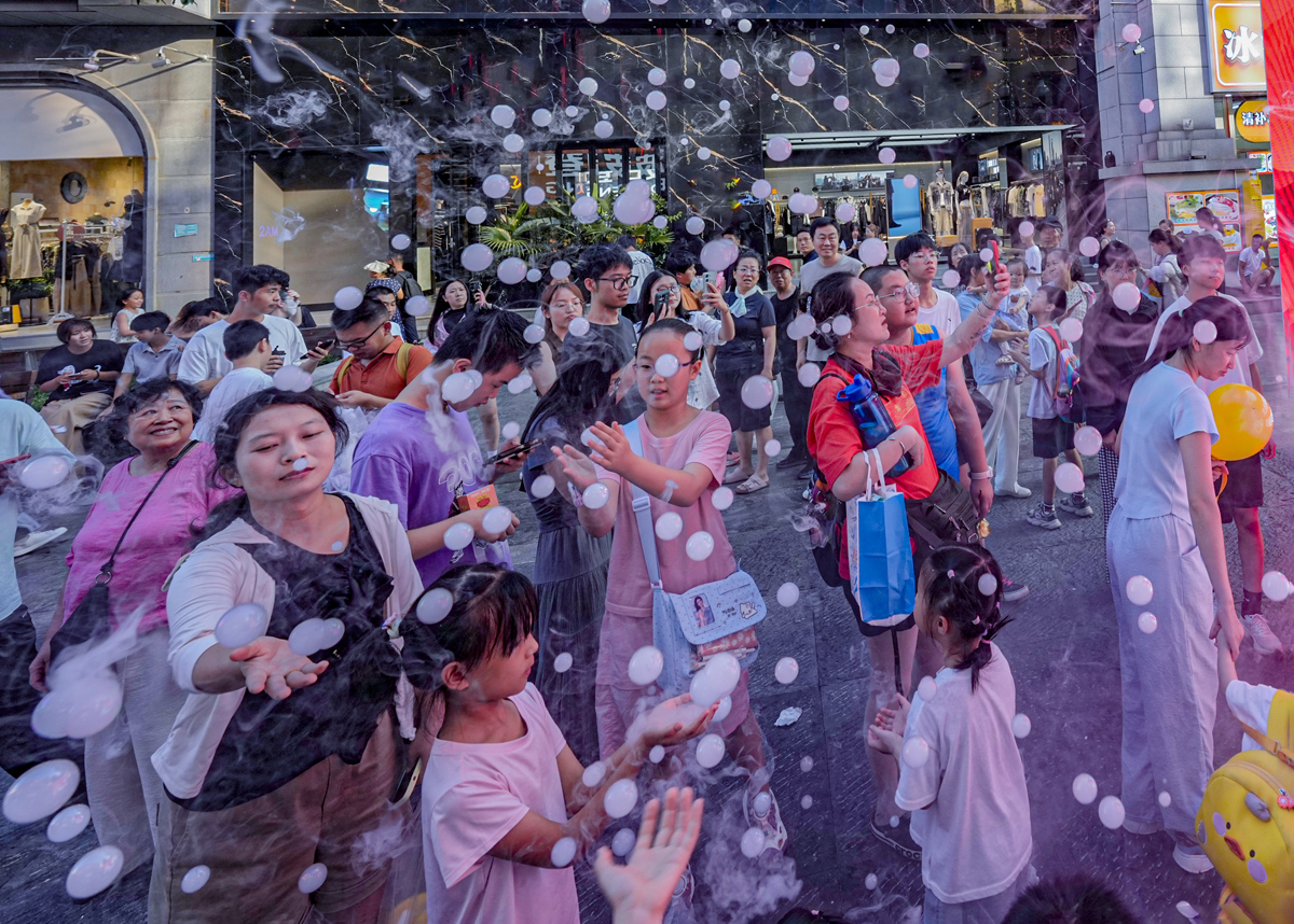 盛夏，江汉路飘下朵朵“雪球”