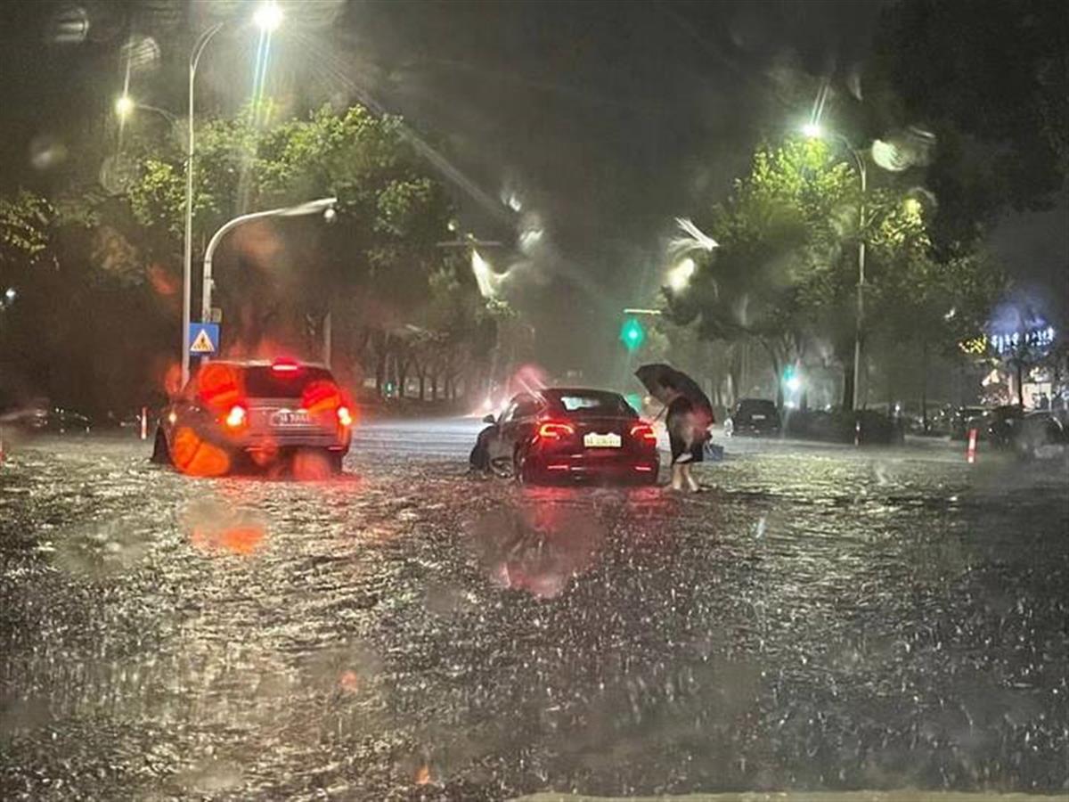 杭州夜里突降暴雨,最大降水量745毫米,汽车涉水艰难前行 