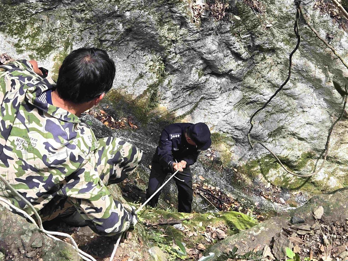 图3：警民腰绑救生绳救援.jpg