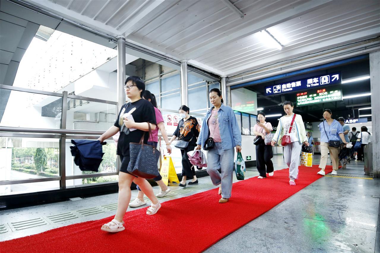 20日早高峰时段，地铁1号线崇仁路站乘客有序通过大红地垫通行 产启斗摄.JPG