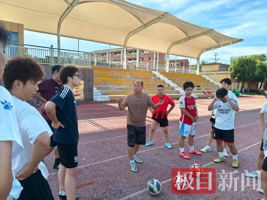 陈店乡：55岁“足球老爹”书写不老传奇草根体育点燃乡村振兴之火.docx