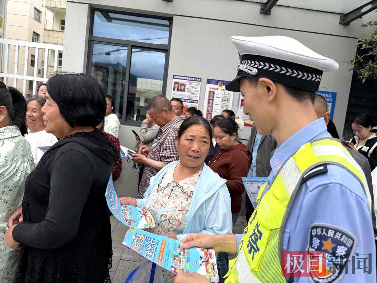 图为：交警在普及交通安全知识 (1).jpg
