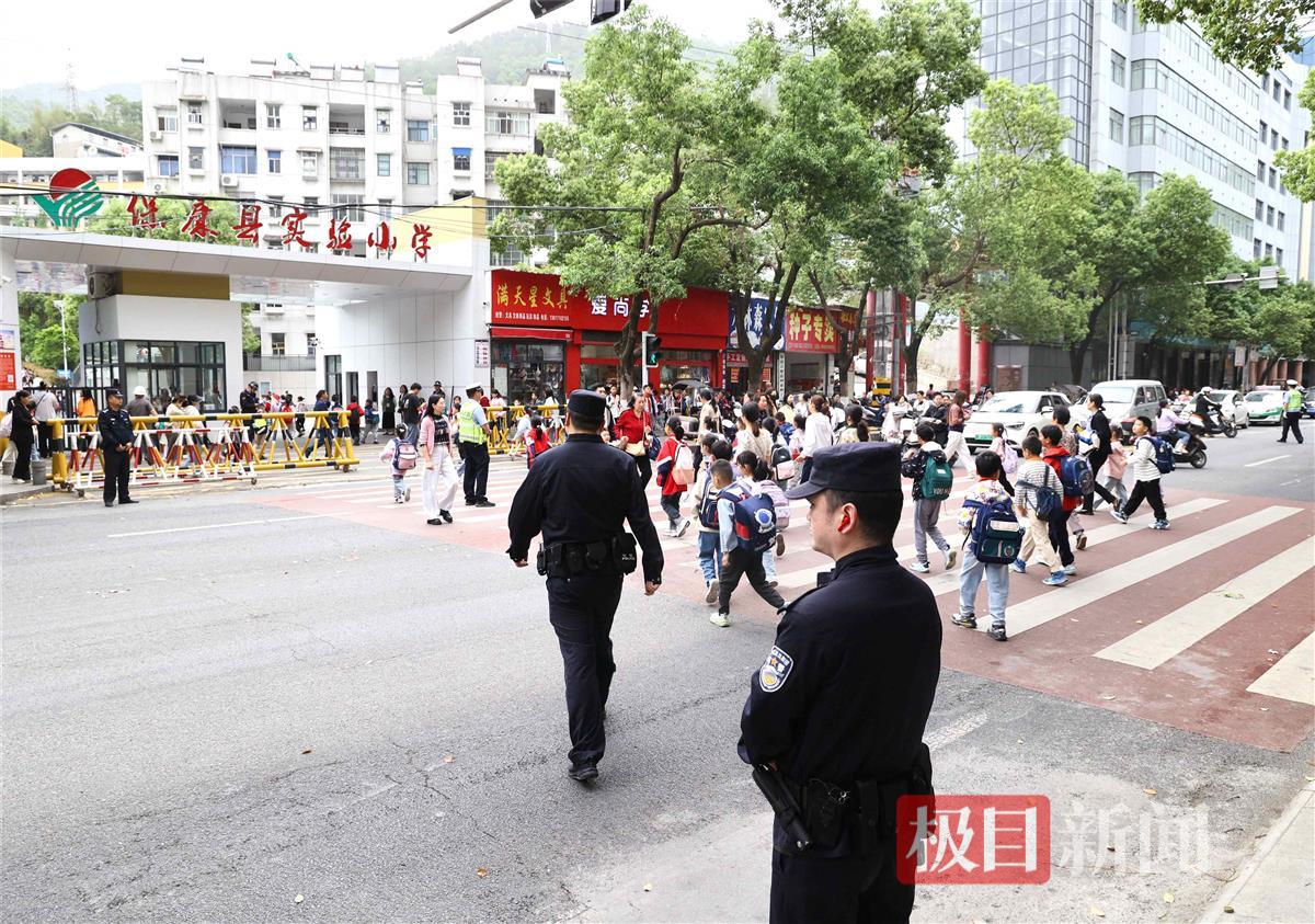 图2：民警在校门口护学.jpg