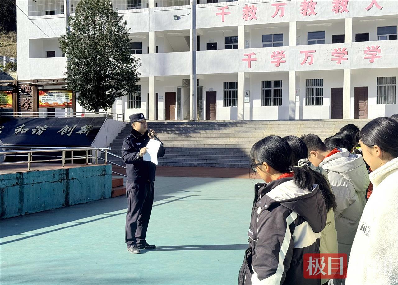 图为：民警向学生普及法律常识 (2).jpg