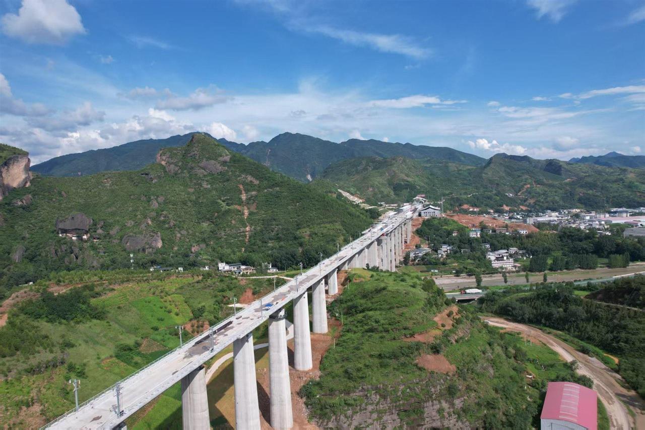 高铁1.jpg 高铁1.jpg