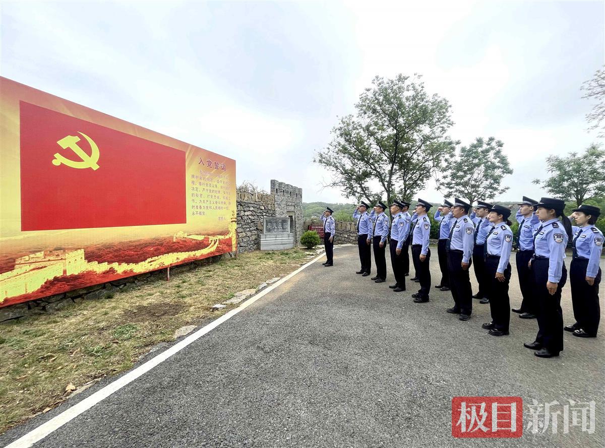 图1：民警重温入党誓词 .jpg