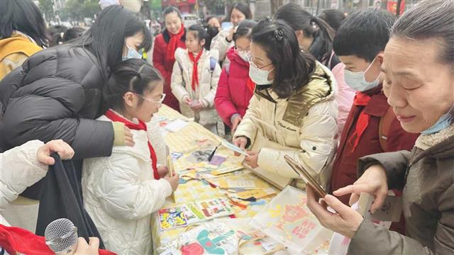 武汉一小学组织“红领巾爱心义卖”活动