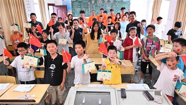 61名高校志愿者走进赤壁农村，为孩子们带来“七彩假期”