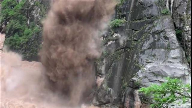 中虎跳峡景区发生山体滑坡，事发时下方有游客拍照，旅游局称未造成人员伤亡