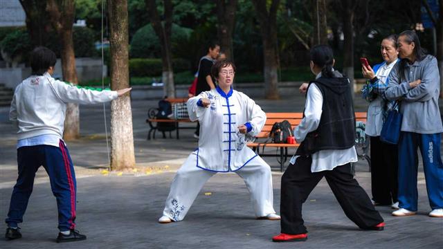 洪山广场市民晨练热情不减，立冬后暖意融融