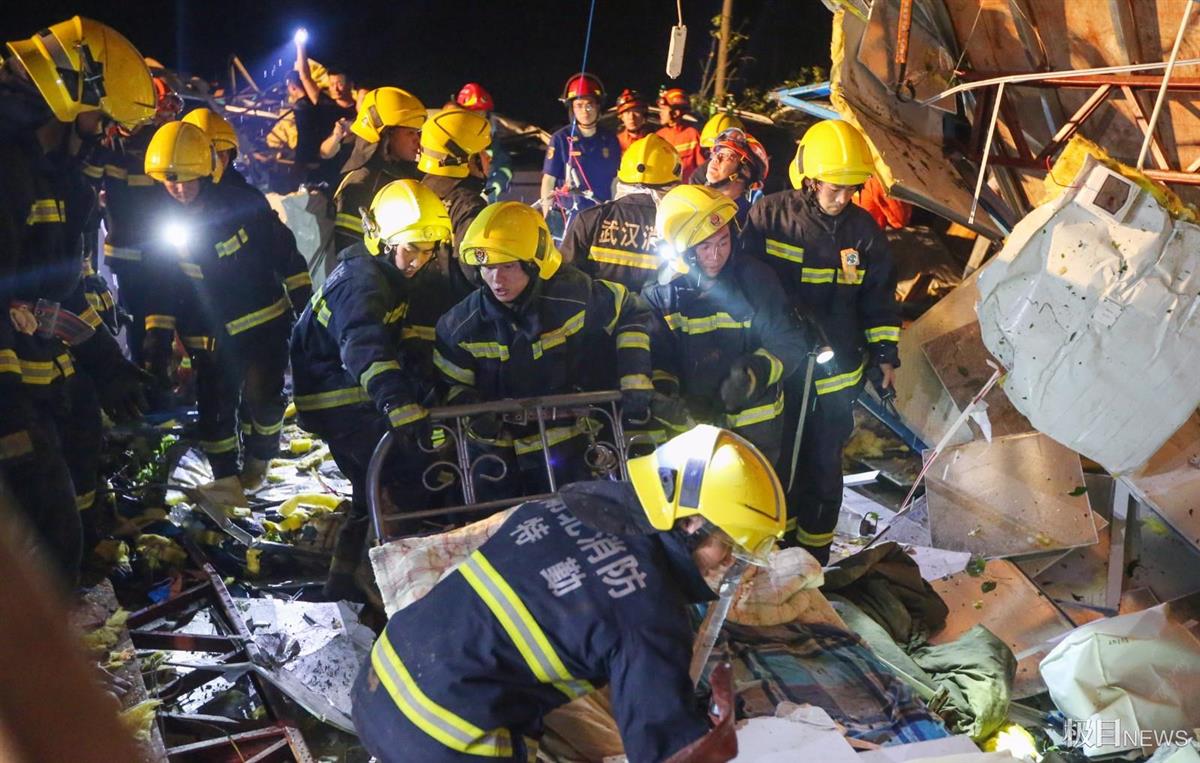 消防员正在现场救援. (1).jpg