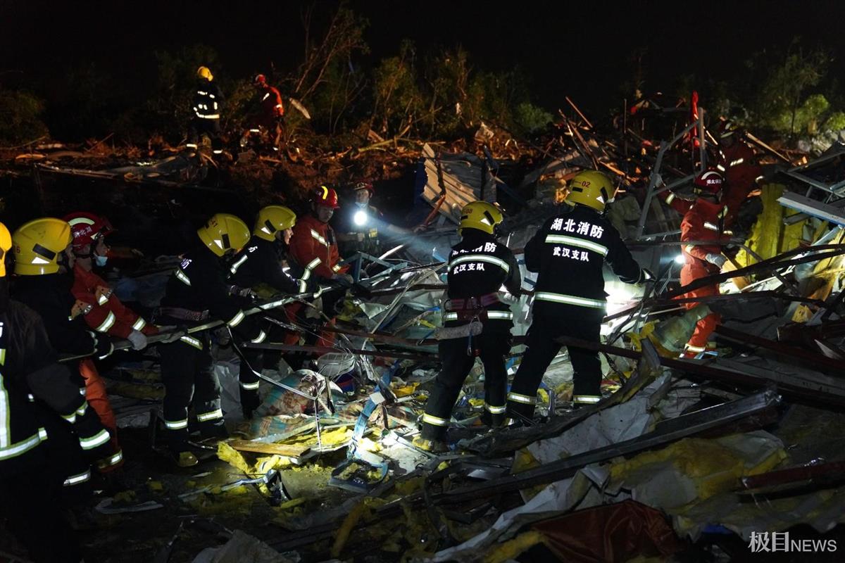 消防员正在现场救援. (2).jpg