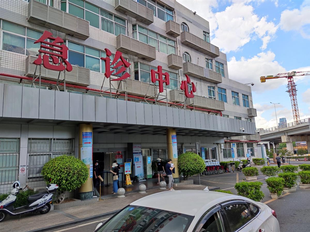 深圳市第二人民医院发生伤医事件,医生已脱险,保安持金属探测器值守