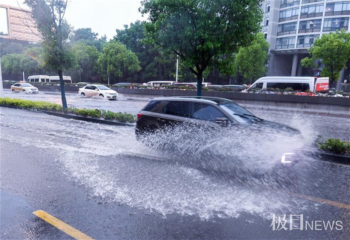 武汉暴雨积水图片
