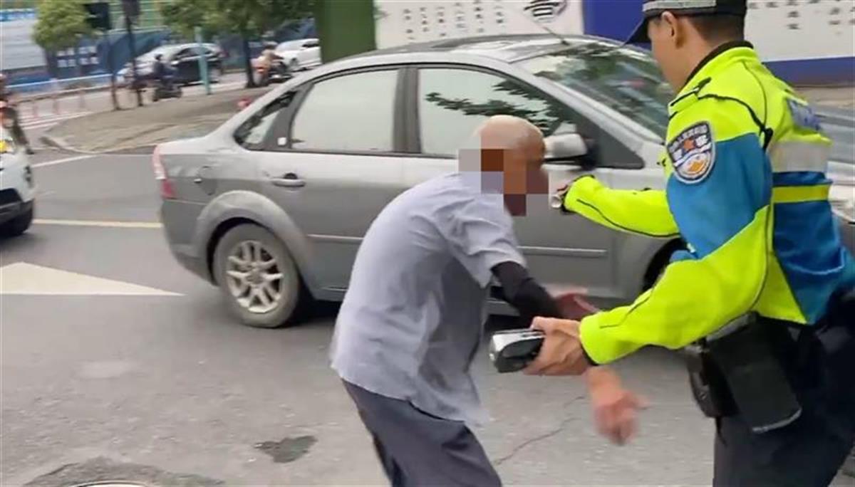 杭州一民警向老人喷辣椒水已停职接受调查