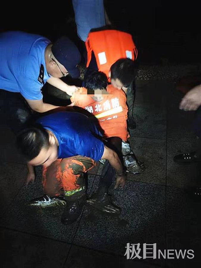 男子雨夜跳橋輕生輔警消防員跳水救人上岸