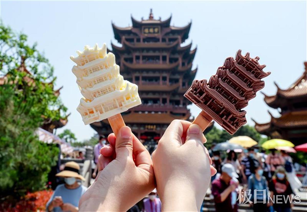 "五一"假期,全国各地景区纷纷推出的自己的文创雪糕,可她认为黄鹤楼"