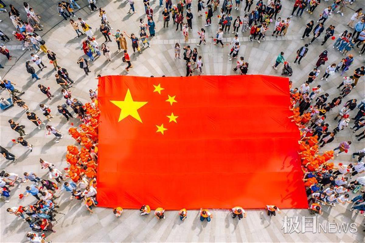 武汉江汉城管红歌快闪,引爆江汉路步行街 | 极目新闻