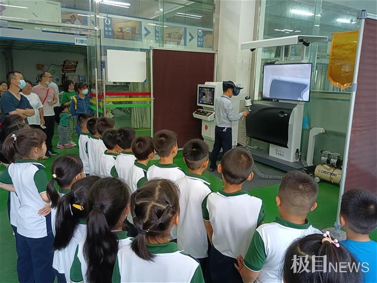 易建红演示模拟喷漆训练